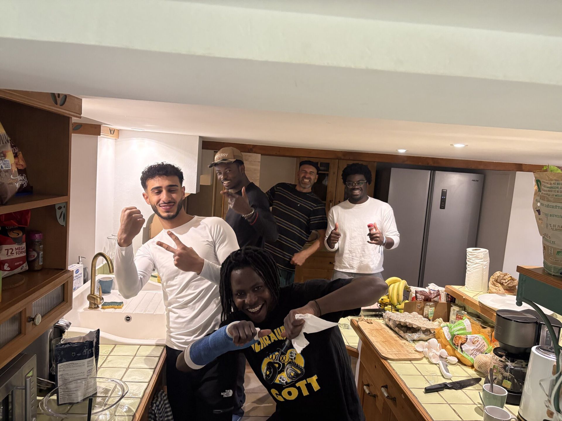 Terug in de bergerie: al dansend koken, iedereen trots op wat de groep heeft neergezet.