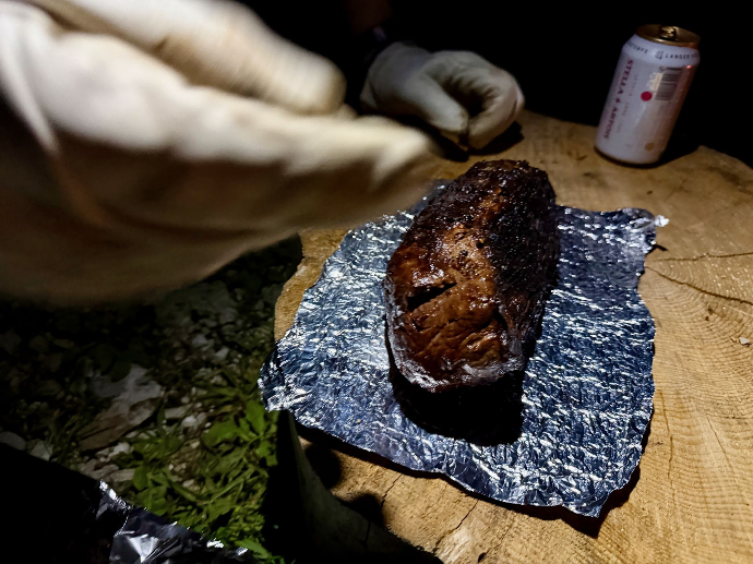 Steak op aluminiumfolie, net van het vuur