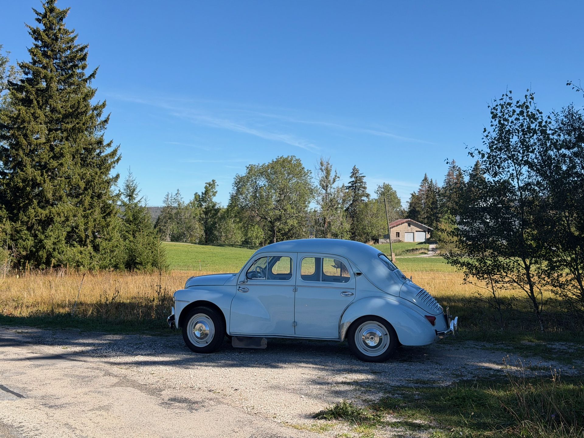 Lichtblauwe oldtimer langs de weg in de Jura