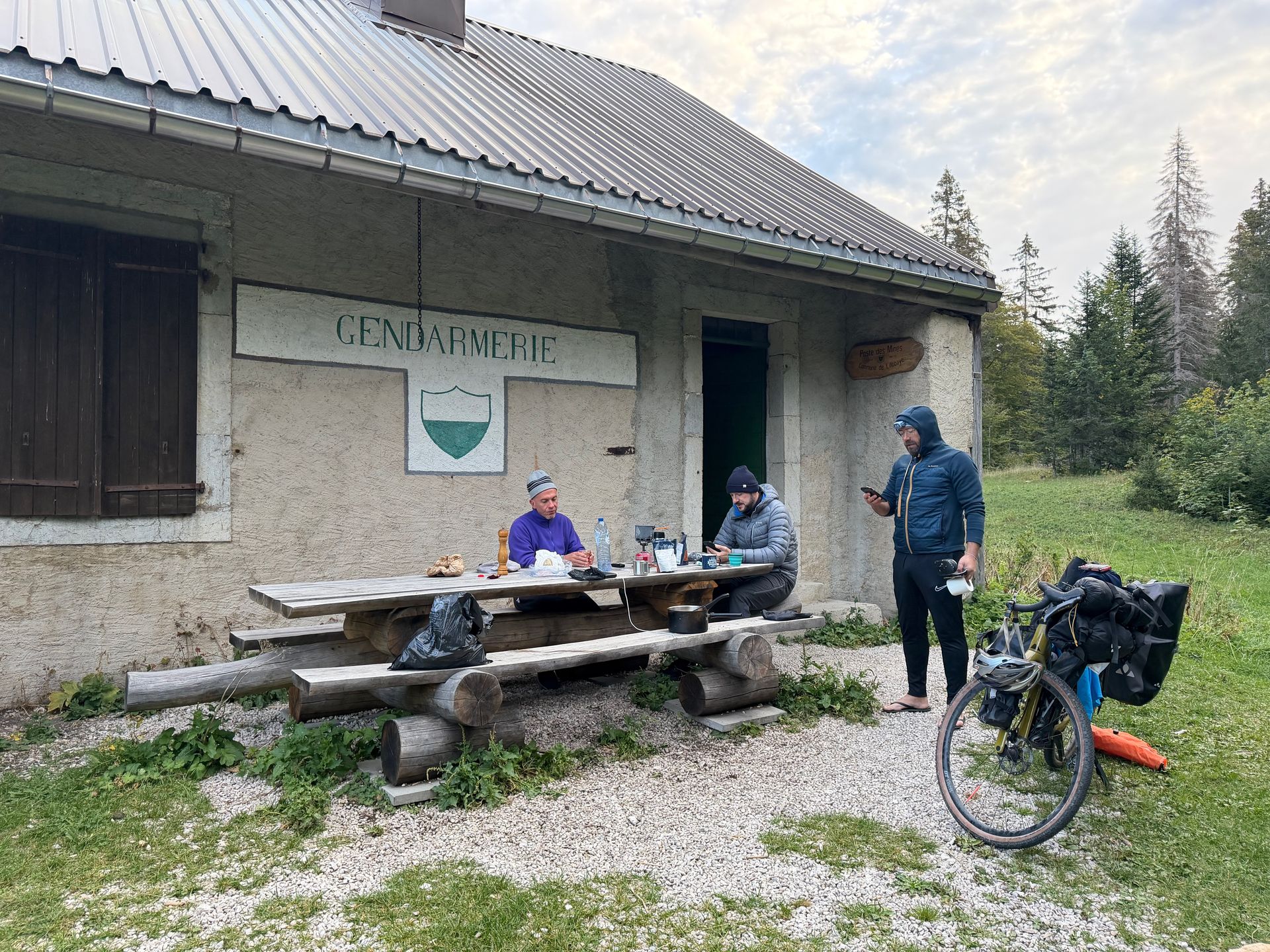 Ontbijt aan de picknicktafel bij de oude Gendarmerie – Poste des Mines