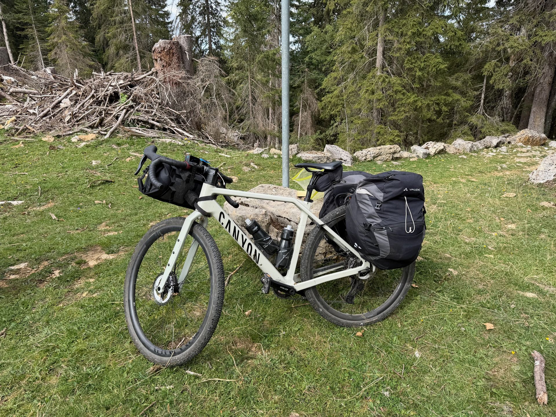 Bepakte gravelbike op de klim richting Mont Tendre