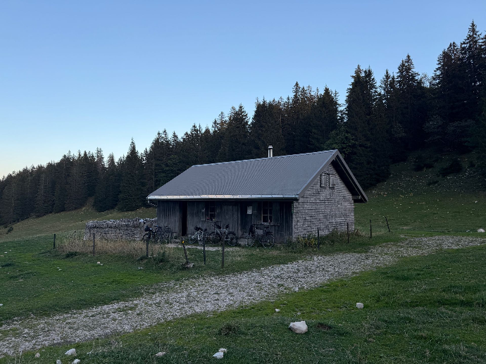 Cabane des Électriciens in het blauwe uur