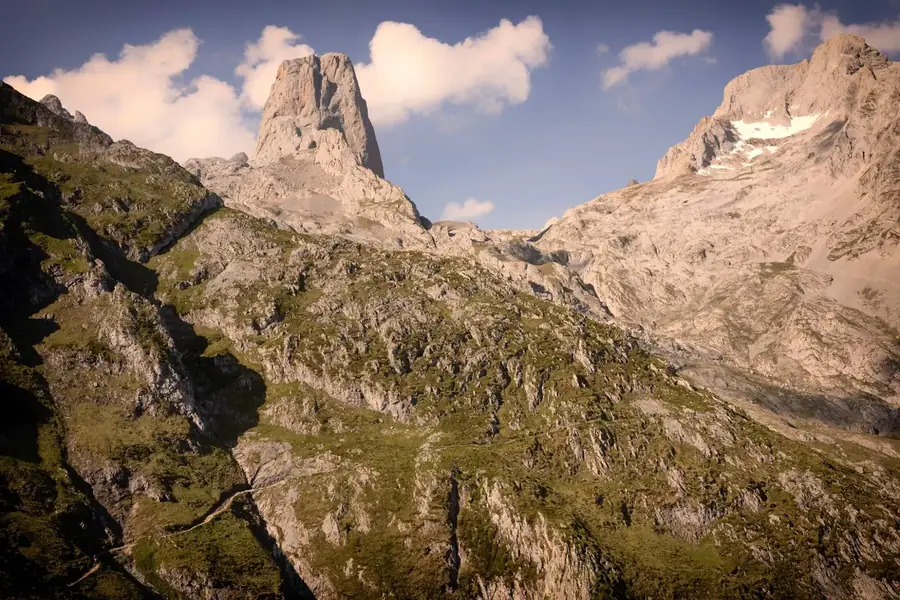 De Naranjo de Bulnes (Picu Urriellu) boven groene bergflanken