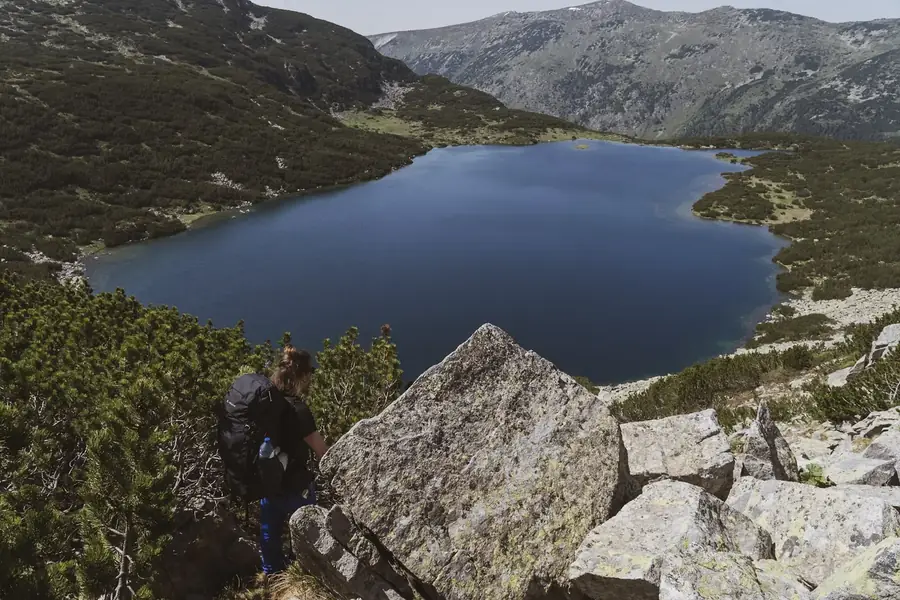 Diepblauw bergmeer, gezien vanaf de rotsen erboven