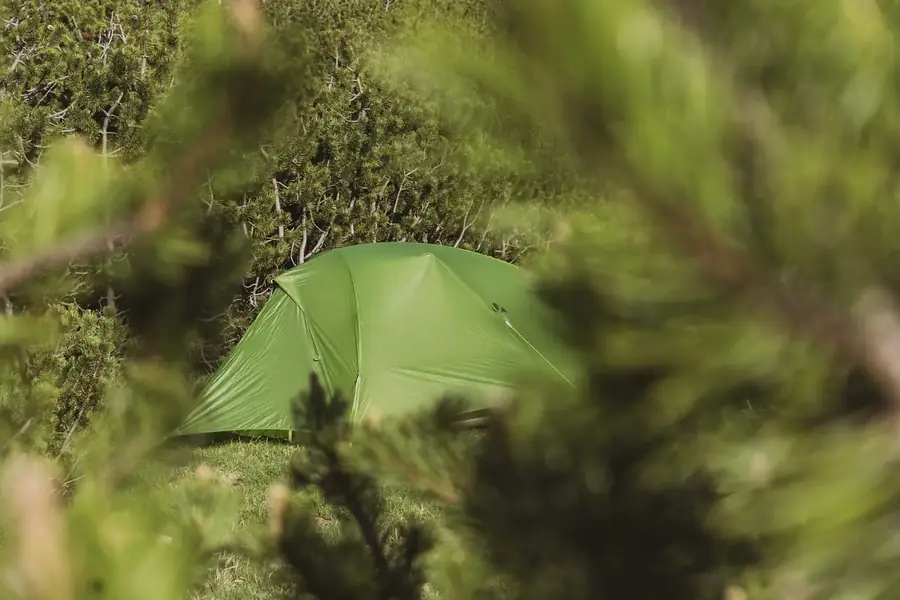 Groene tent tussen de bergdennen