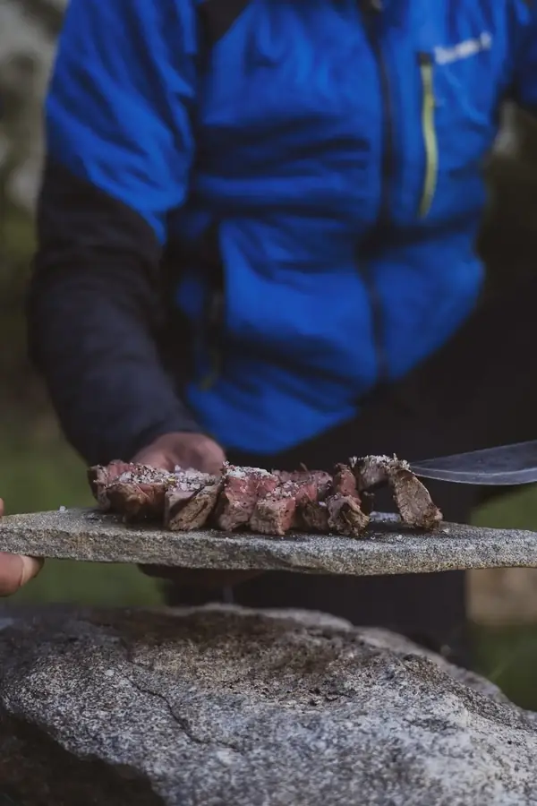 Steak met zout geserveerd op een leisteen