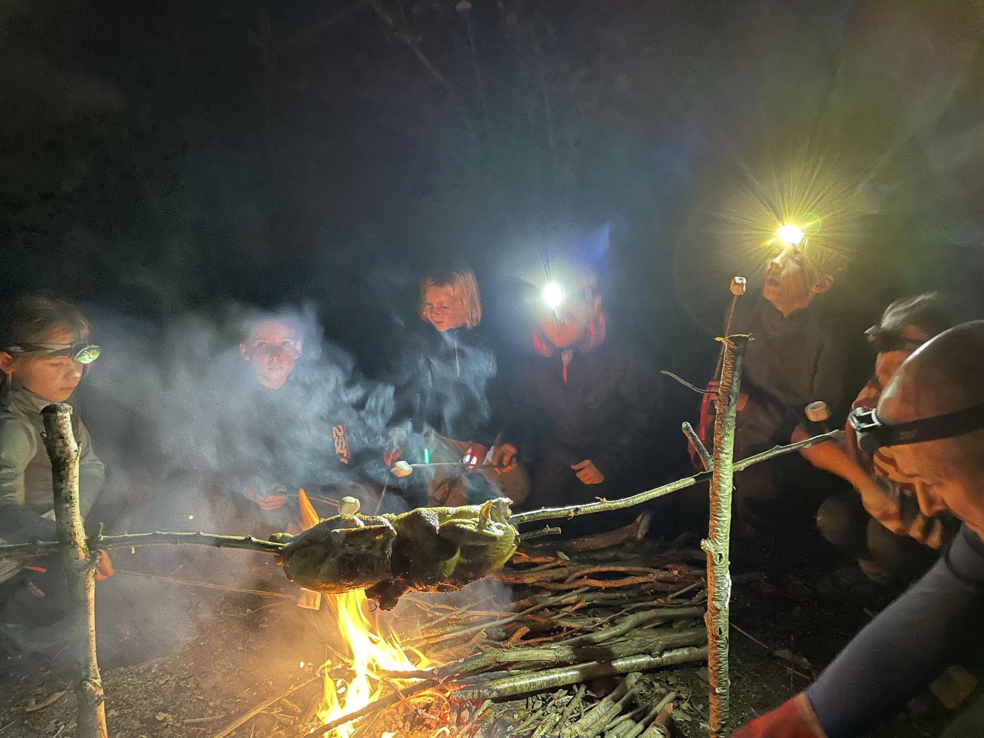 Braden op het kampvuur