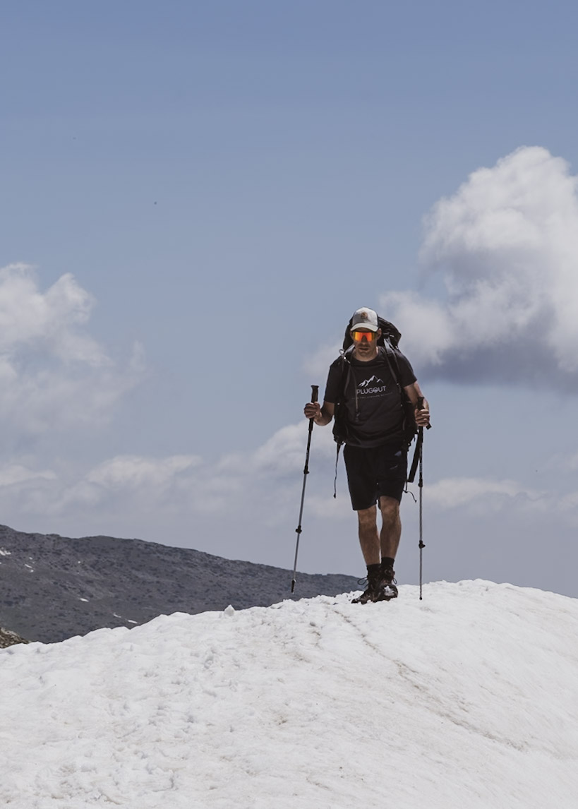 iker met outdoor uitrusting in besneeuwd Rila landschap
