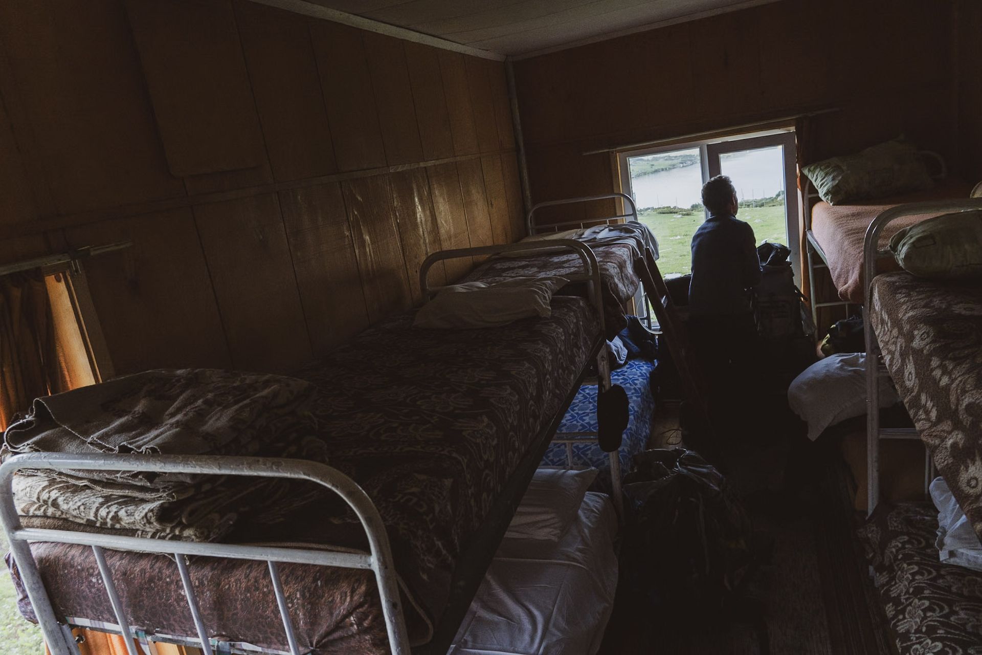 Slaapzaal en interieur van een Bulgaarse berghut