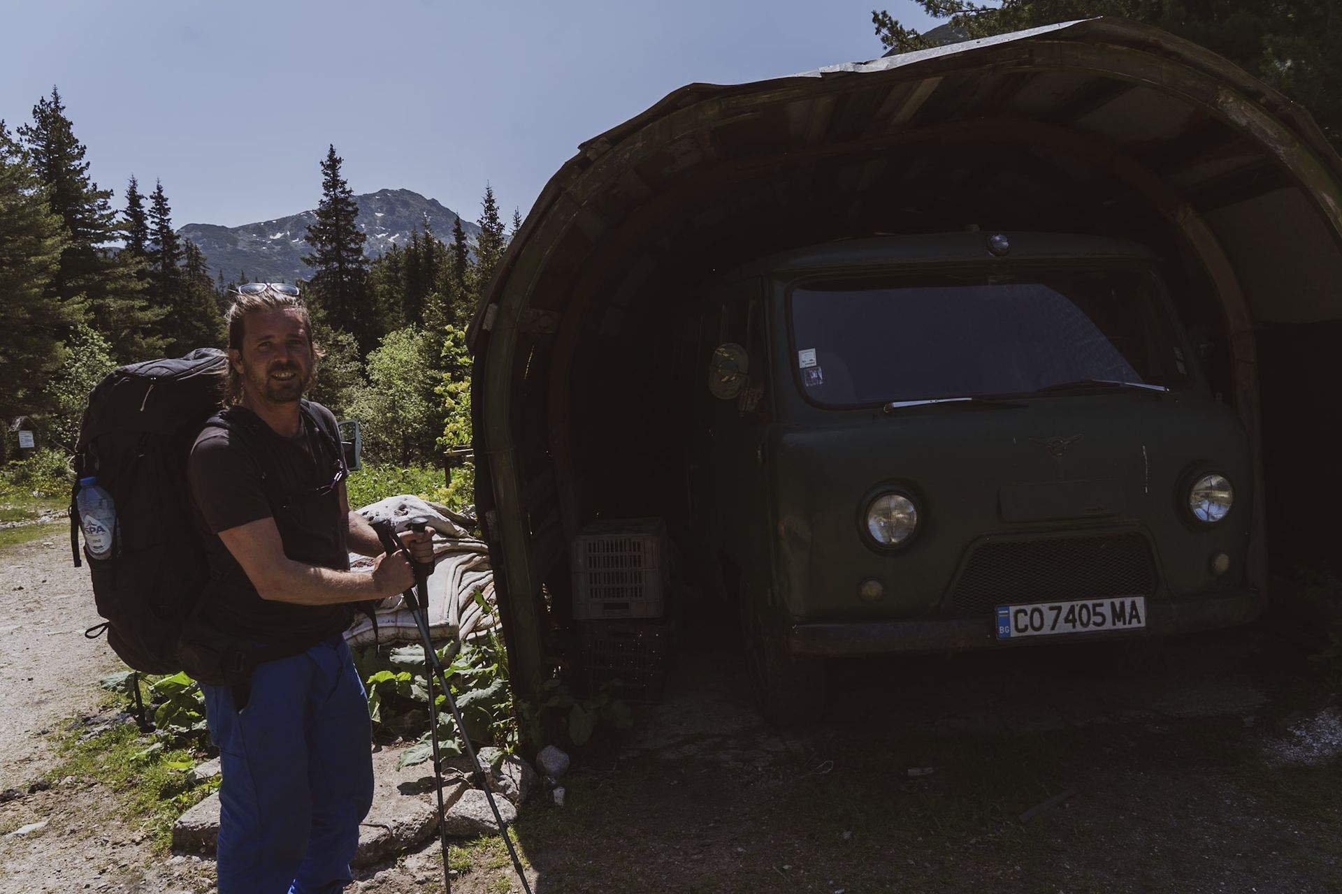 Bagage en wandeluitrusting inladen voor roadtrip Bulgarije