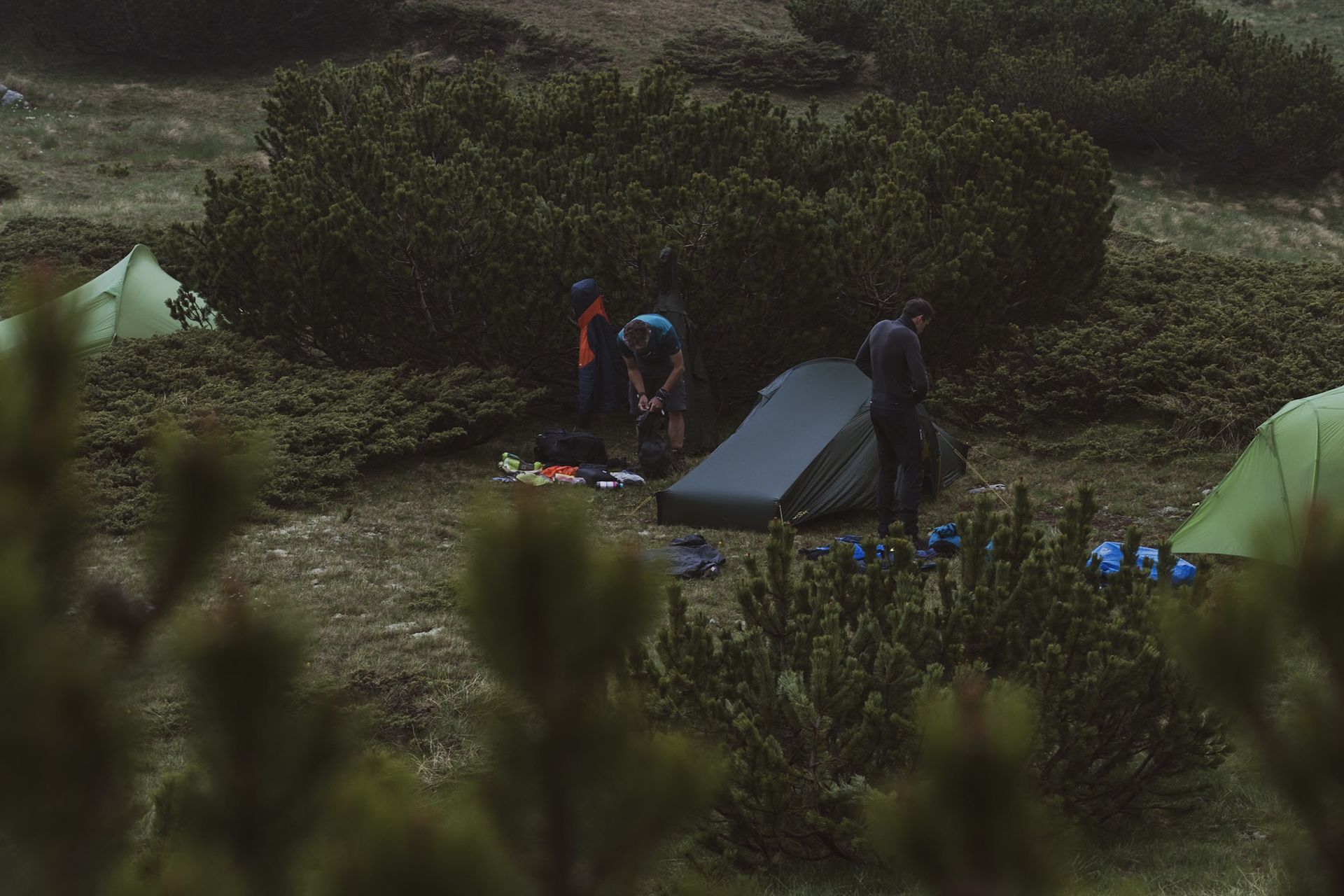 Wildkamperen met tenten in de Bulgaarse bergen