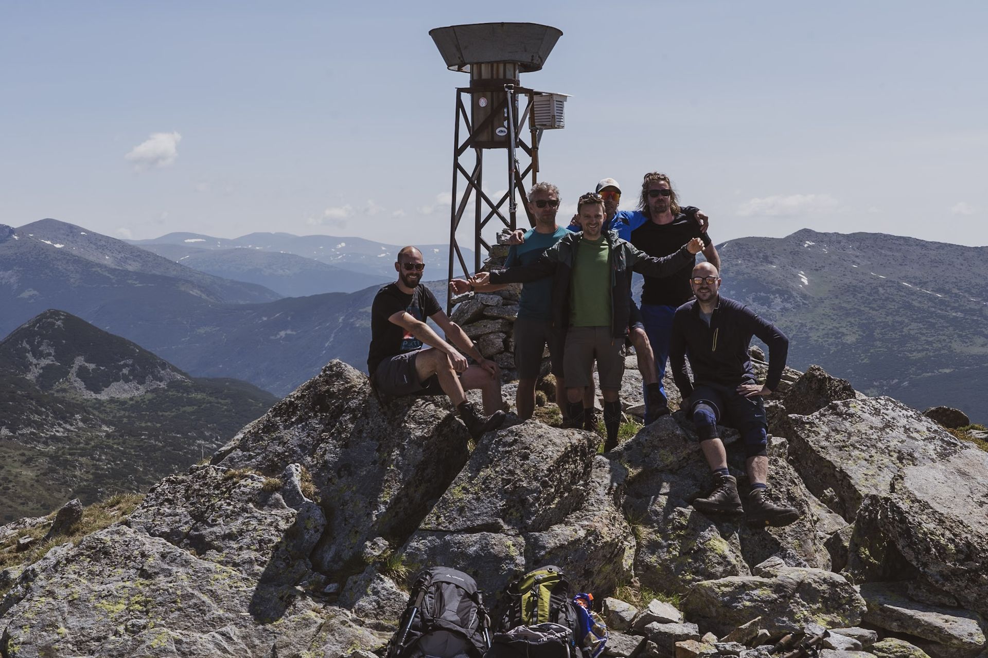 Groepsfoto op de bergtop tijdens trekking in de Balkan