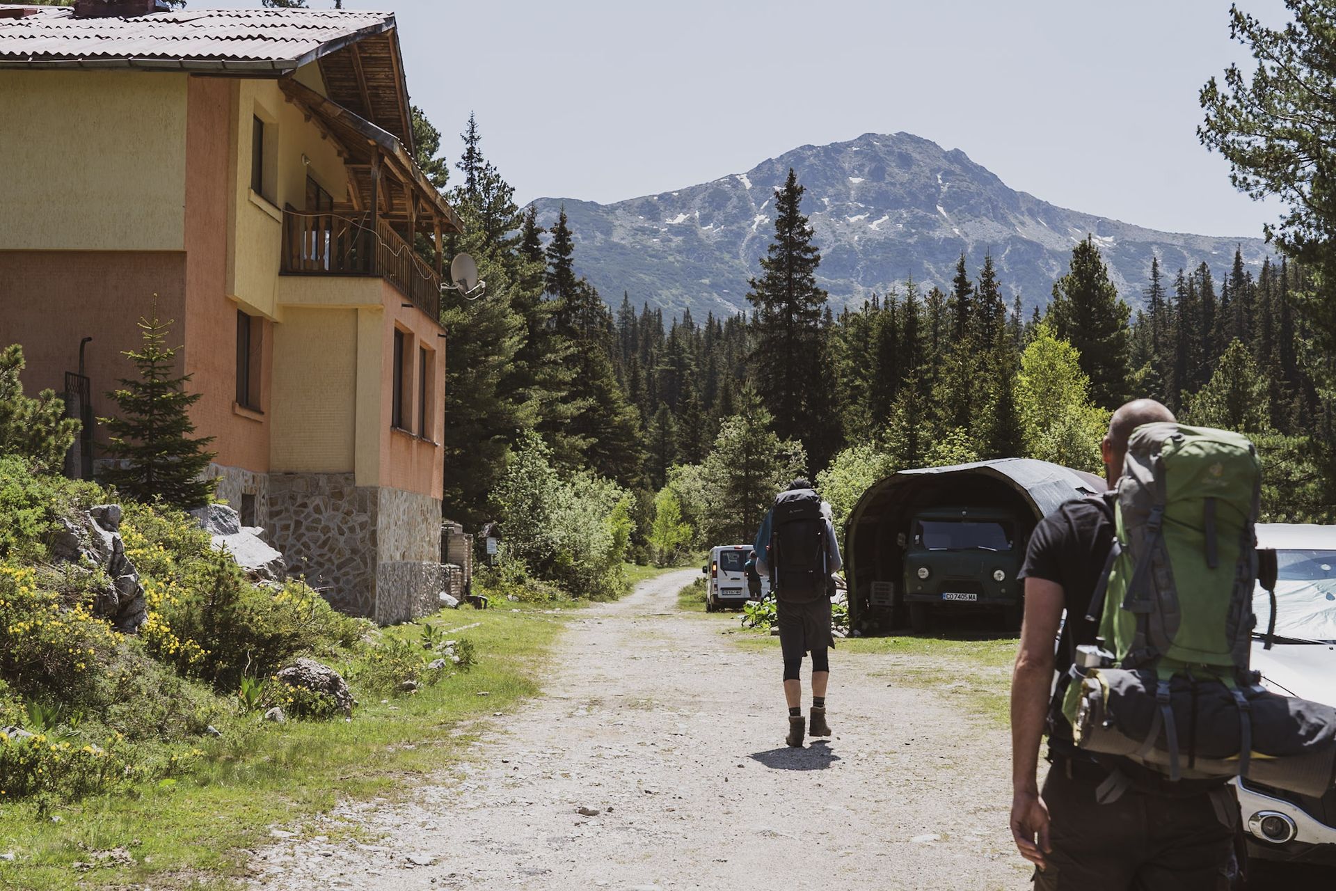 Hut/Gebouw met wandelaars:Berghut in het Rila Gebergte als startpunt van de hike