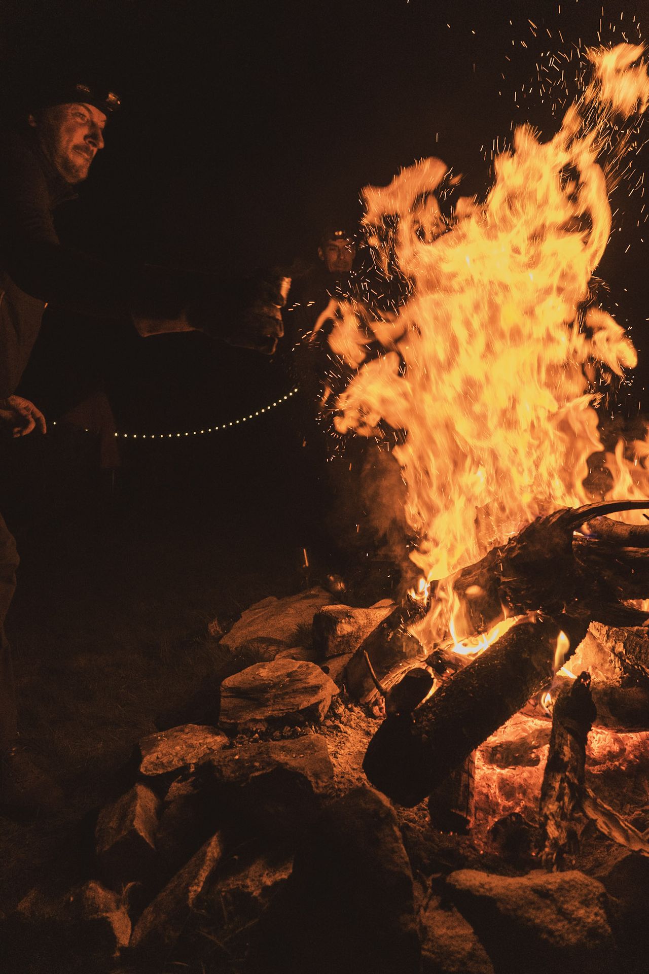 Sfeervol kampvuur tijdens outdoor vakantie