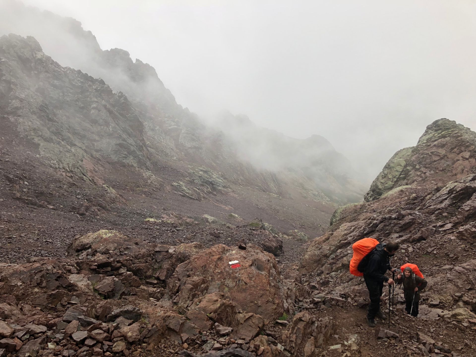 Regen en mist op de top