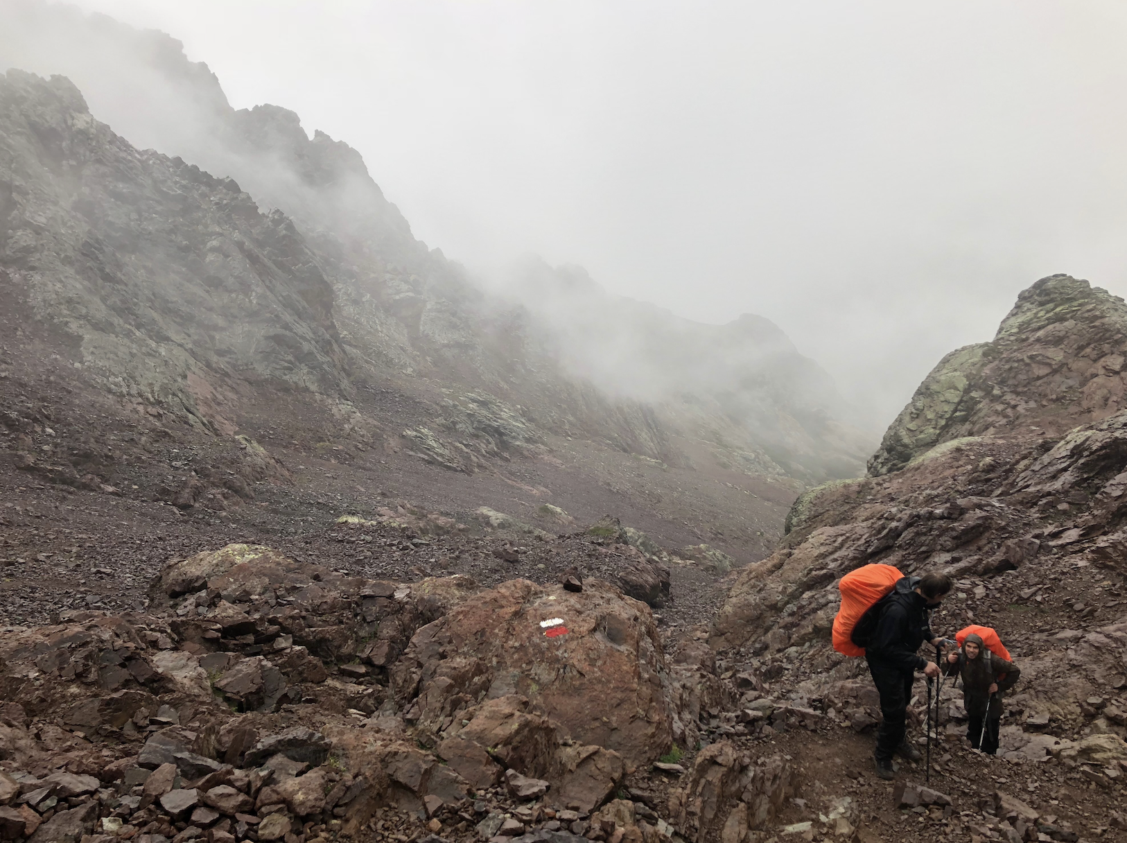 Karteren in de mist naar Monte Cinto