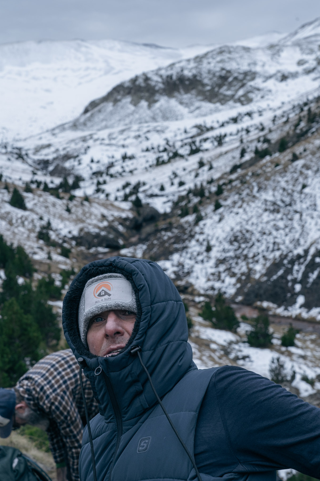 Hiking in de Pyreneeën in november met sneeuw rond Benasque
