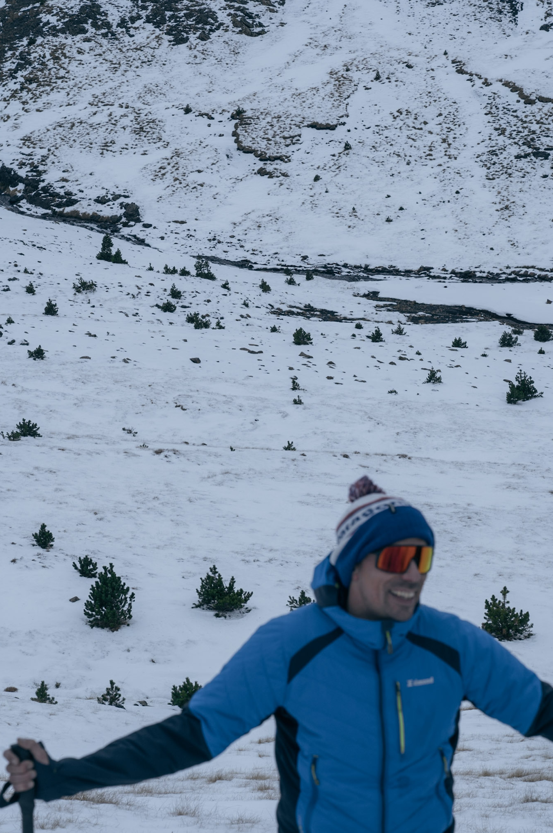 Wandeltocht in de Pyreneeën met winterse omstandigheden nabij de Aneto