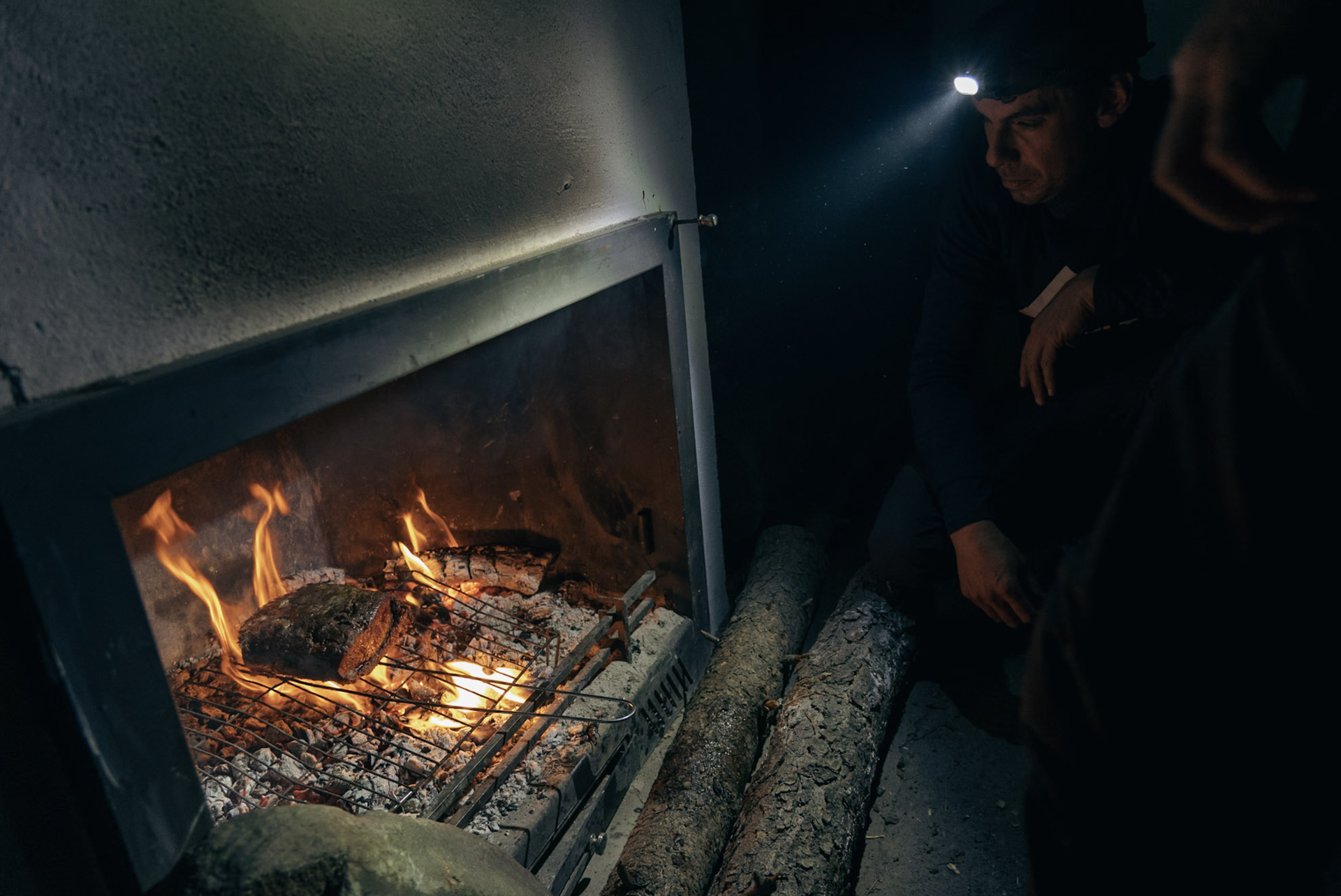Vuur in Refugio de Coronas na een dag trekking in de Pyreneeën