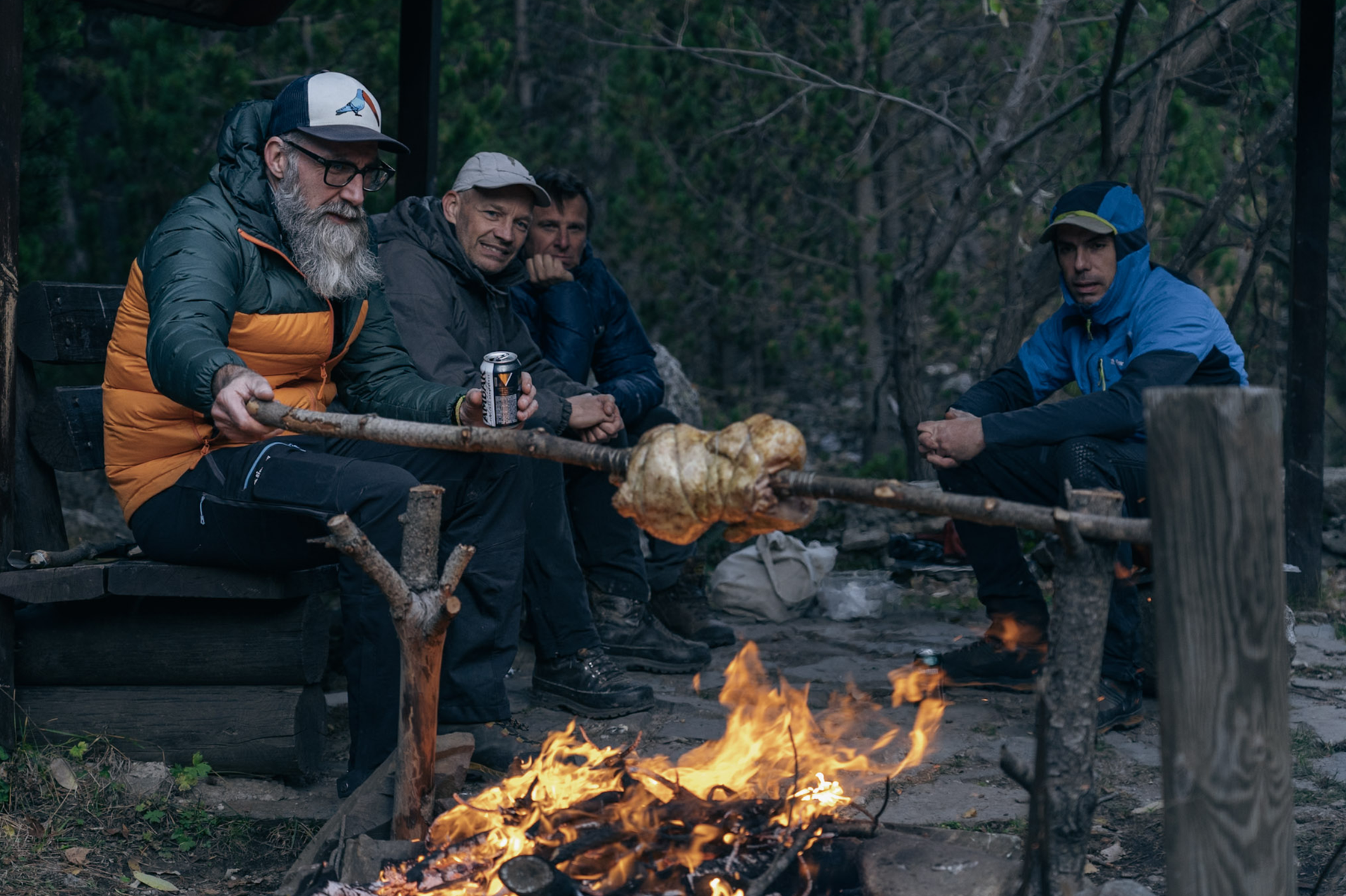 Koken aan het vuur tijdens een herfsttrekking in de Pyreneeën bij Benasque