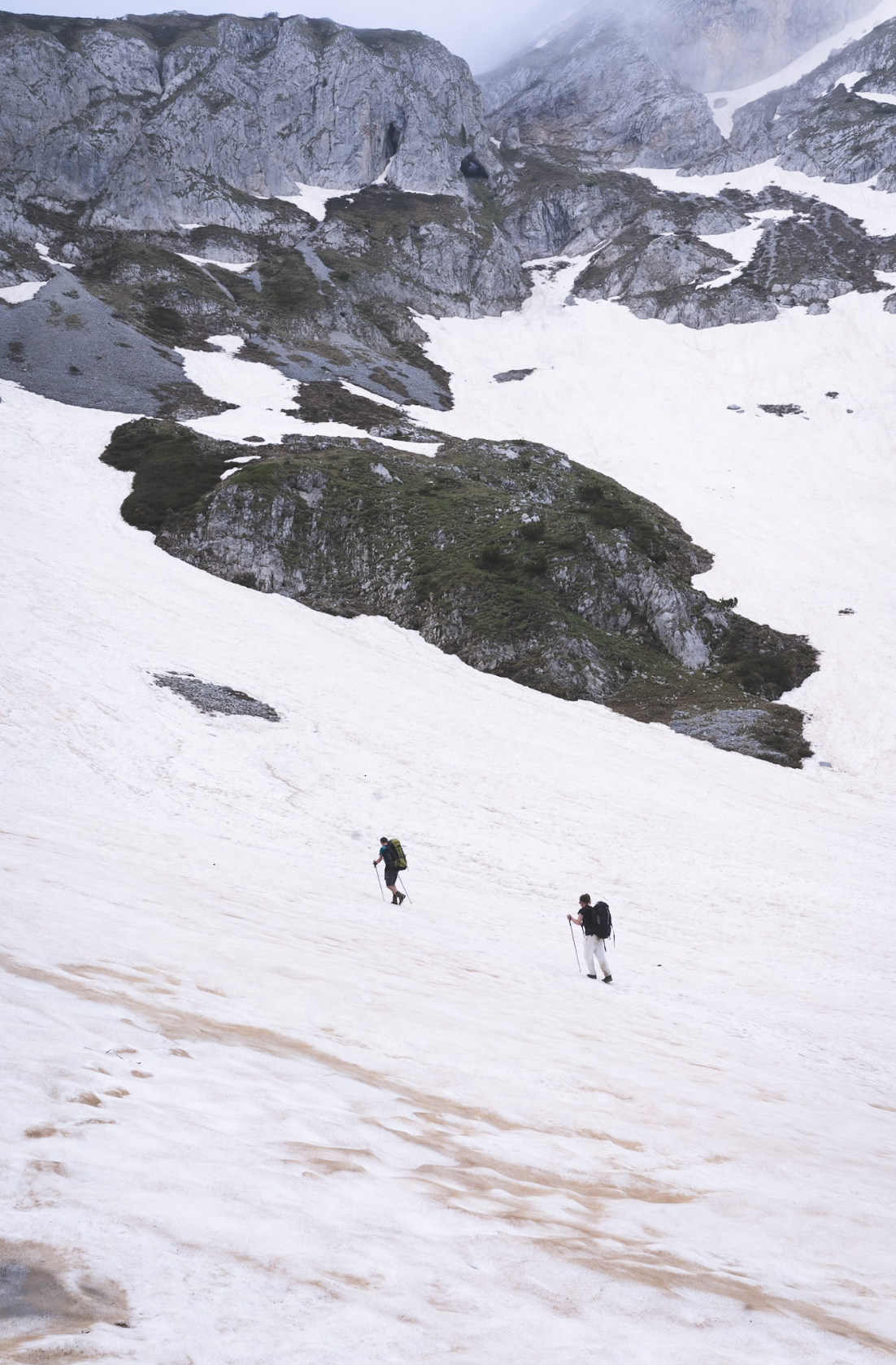 Hikers die sneeuwveld oversteken tijdens driedaagse hike rond Monte Frisson