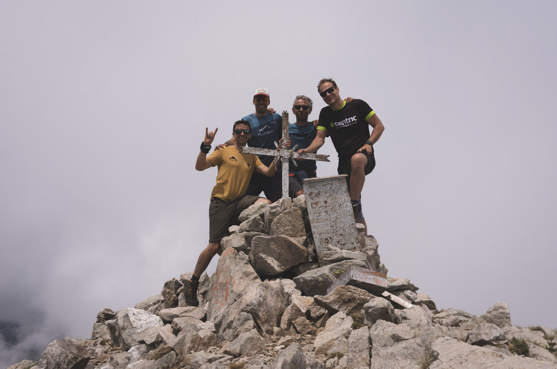Hikers op de top van Monte Frisson met uitzicht over de Maritieme Alpen