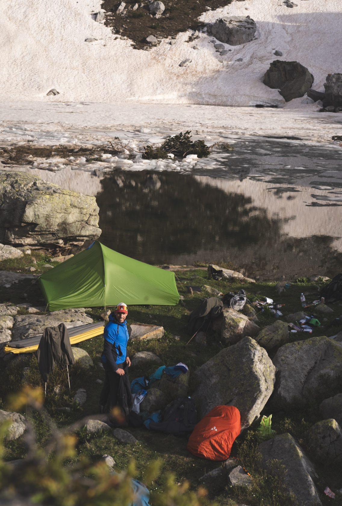 Bivak en tenten aan bergmeer na een dag trekking in de Maritieme Alpen