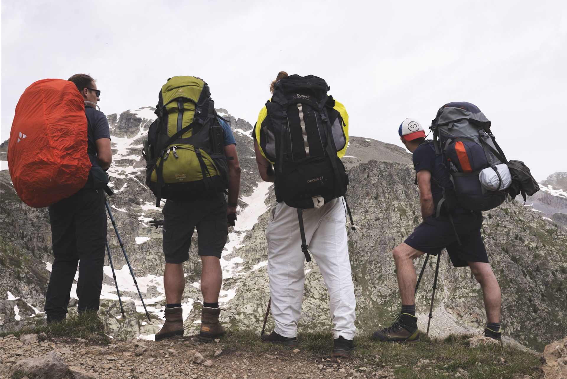 Groep hikers met trekking rugzakken tijdens meerdaagse hike rond Monte Frisson