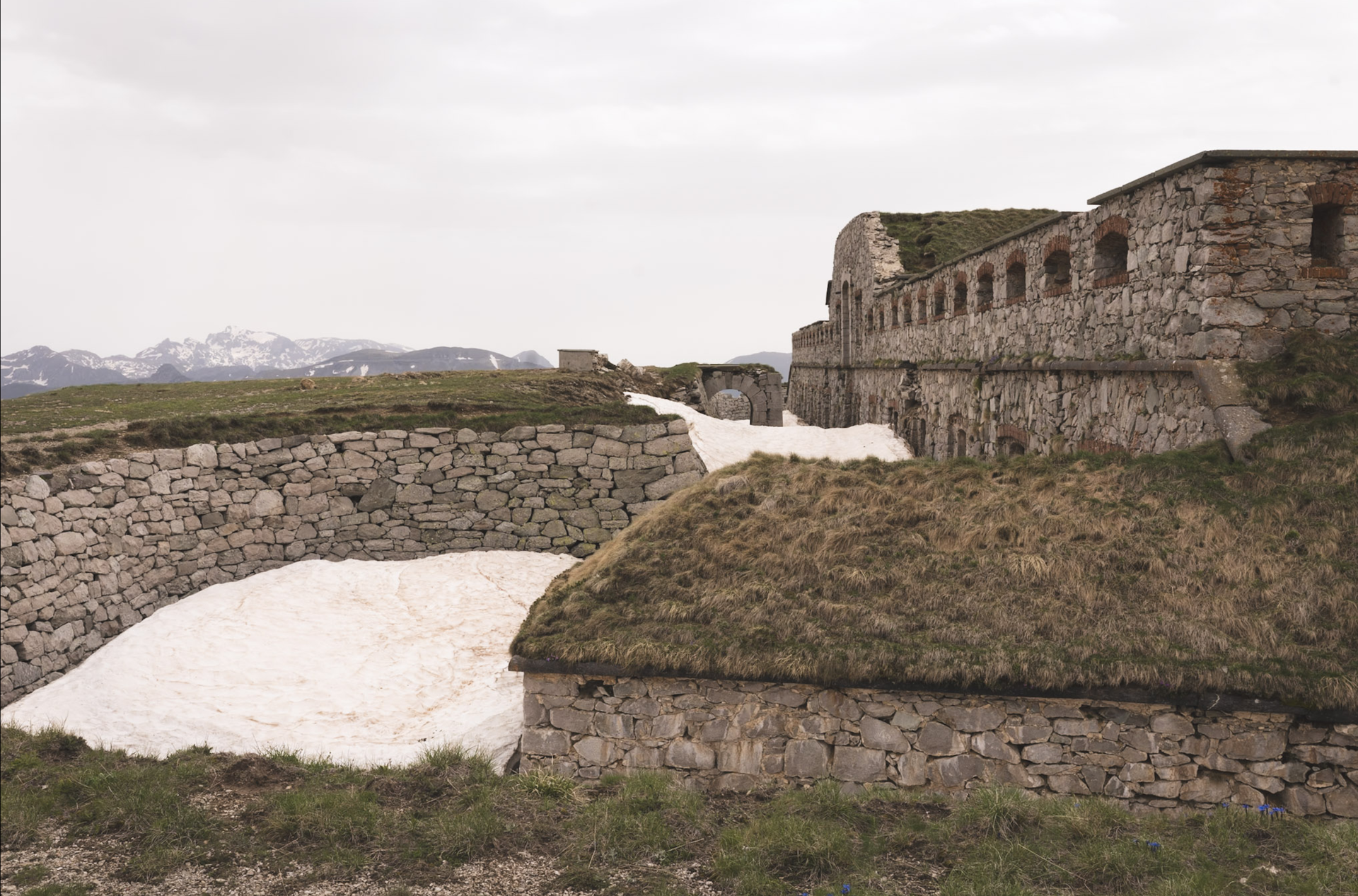 Historische ruïne in alpien landschap tijdens trekking rond Monte Frisson