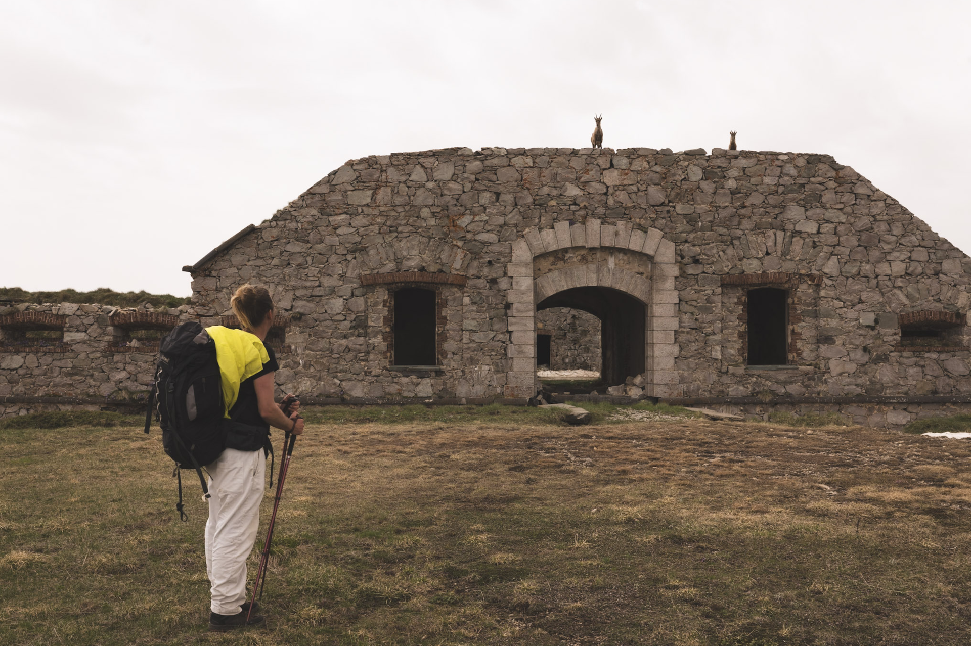 Oude stenen ruïne in de Maritieme Alpen langs de hikingroute rond Monte Frisso