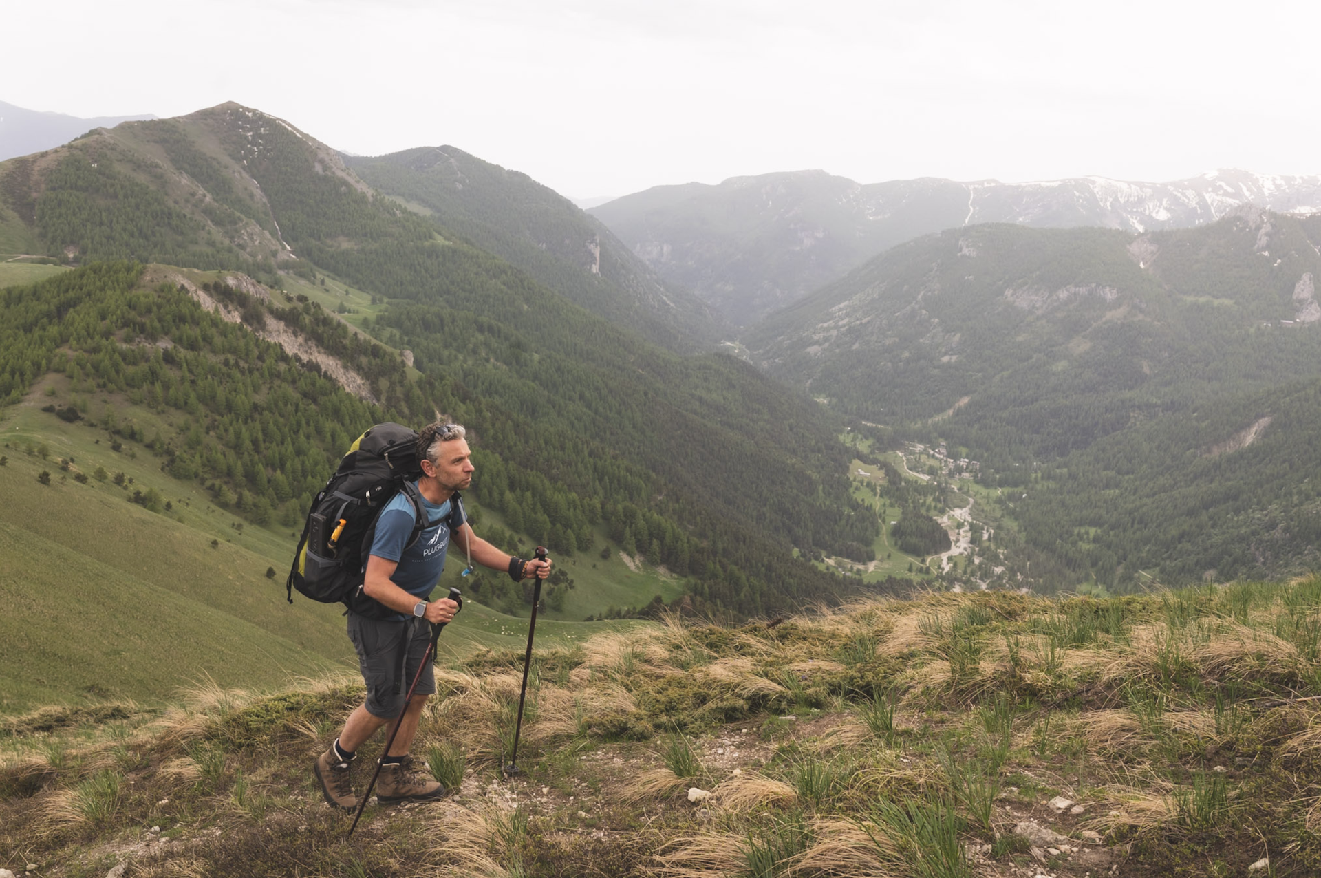 Hiker met trekking rugzak in stille vallei van de Maritieme Alpen