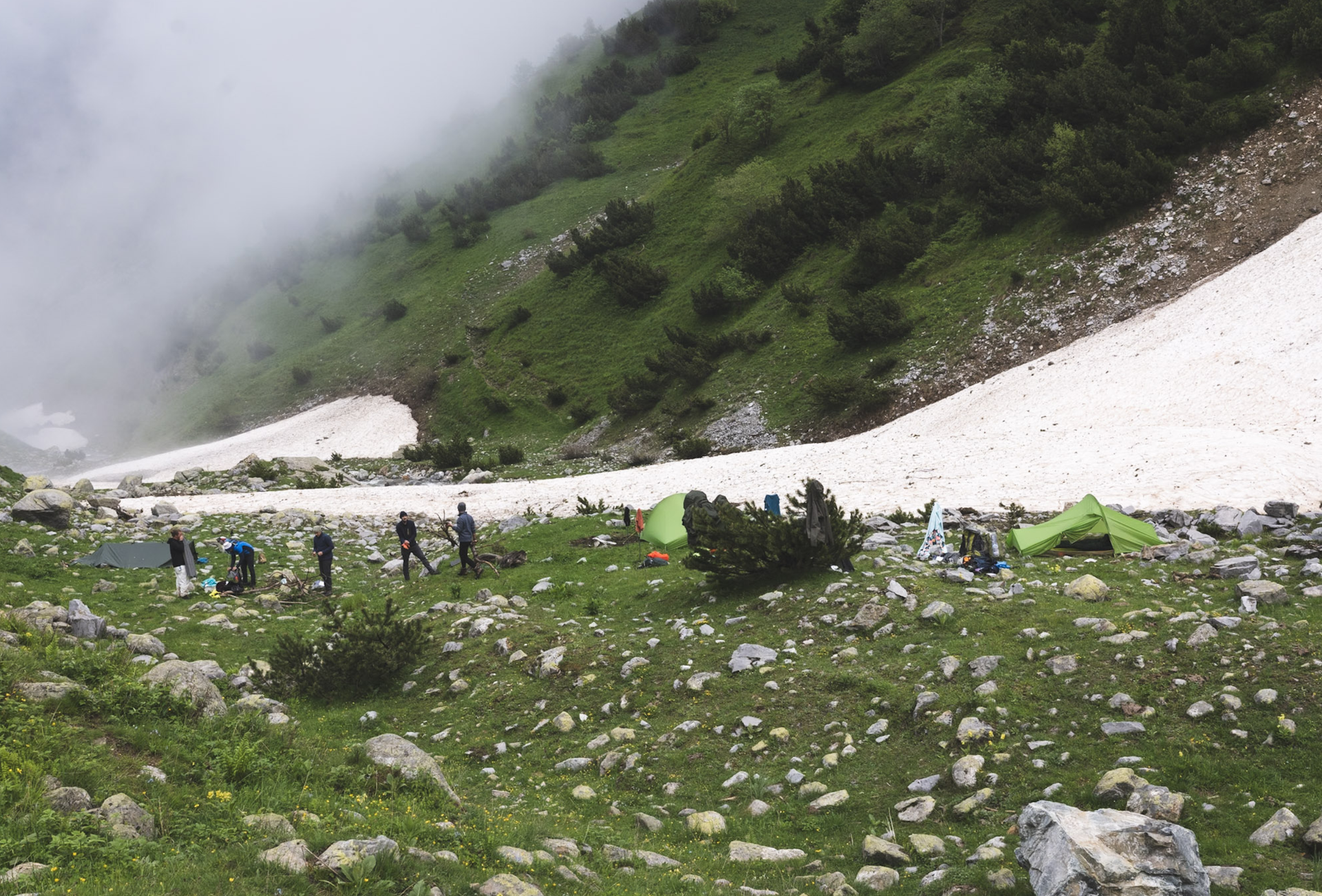 Overgang van sneeuw naar alpiene weide tijdens hiken in de Maritieme Alpen